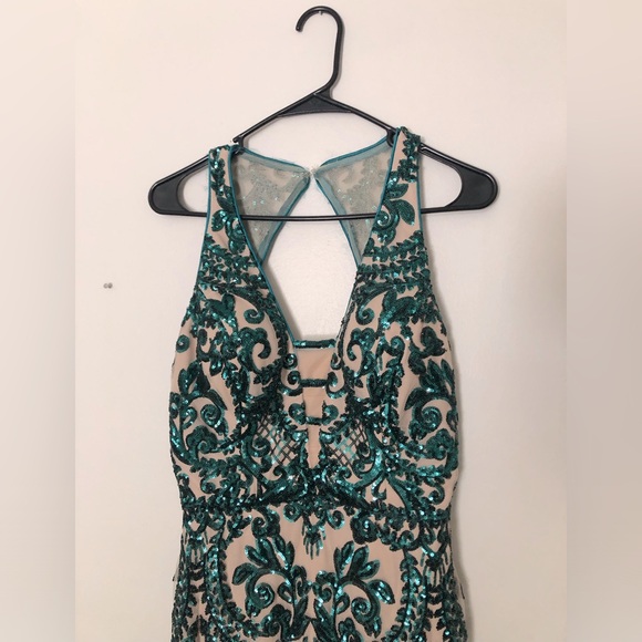 Juliet Formal Emerald Green Sequin & Nude Prom / Formal Dress W/ Cutout Back - Picture 3 of 10